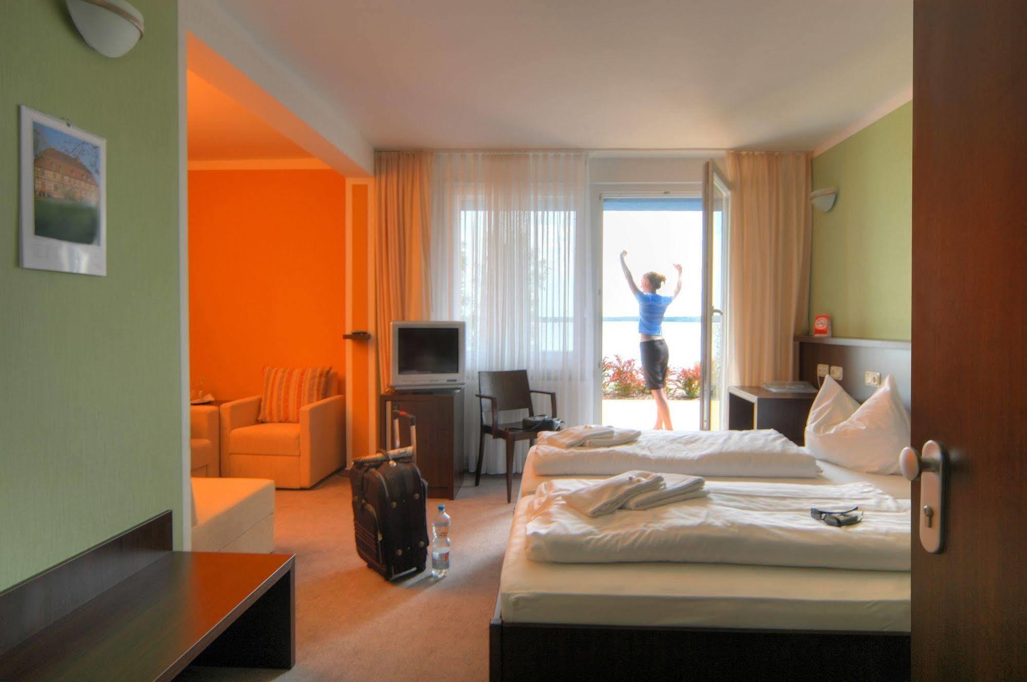 Strandhotel Senftenberger See Екстериор снимка